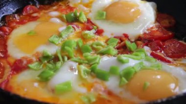 Kızarmış yumurta tava üzerinde hazırlanan sebzeli