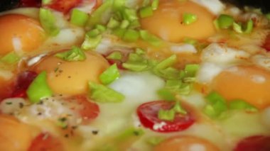 Kızarmış yumurta tava üzerinde hazırlanan sebzeli