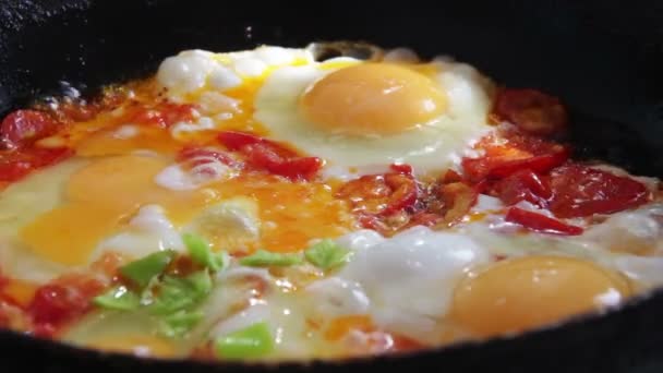 Жареные яйца с овощами, приготовленные на сковородке — стоковое видео