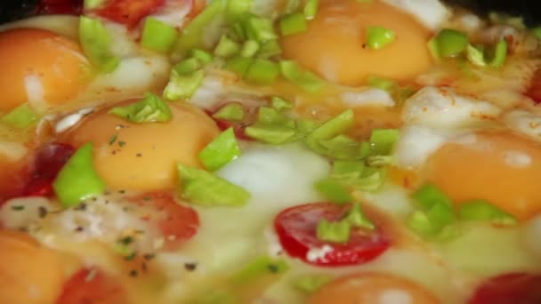 Huevos fritos con verduras preparados en una sartén — Vídeos de Stock