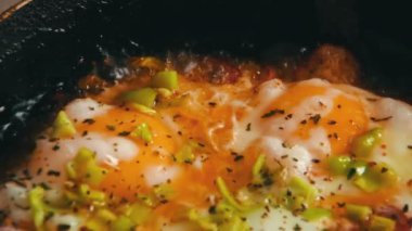 Kızarmış yumurta tava üzerinde hazırlanan sebzeli