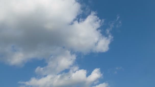 Nuages se déplaçant dans le ciel bleu
