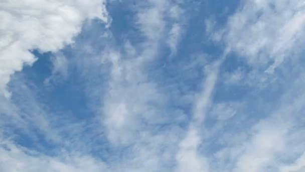 Nuages se déplaçant dans le ciel bleu