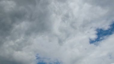 Mavi gökyüzünde hareket eden bulutlar