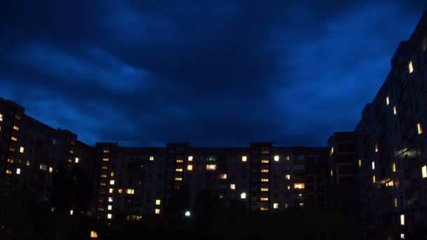 Edificio de varios pisos con iluminación de ventanas cambiante por la noche — Vídeo de stock