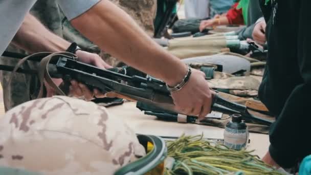 Armas, Máquinas Automáticas, Granadas, Munições, Balas estão na Mesa e Militares — Vídeo de Stock