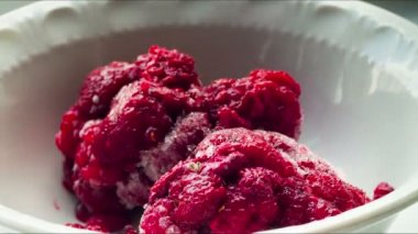 Dondurulmuş Ahududu Beyaz Arka Plan üzerinde bir Tabak içinde Erime.