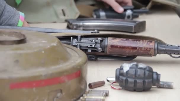 Оружие, автоматические машины, гранаты, боеприпасы, пули на столе, и военные — стоковое видео