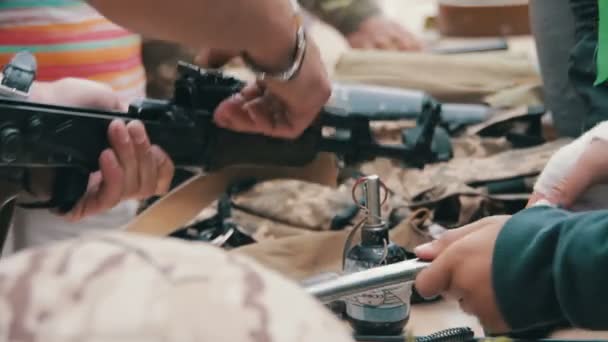 Broni, automaty, granaty, amunicji i punktory są na stole i wojskowych — Wideo stockowe