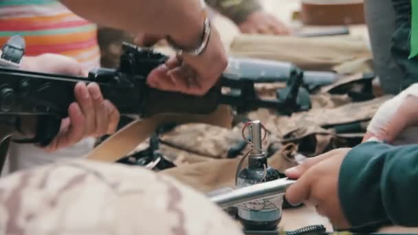 Armes, machines automatiques, grenades, munitions, balles sont sur la table, et militaires — Video