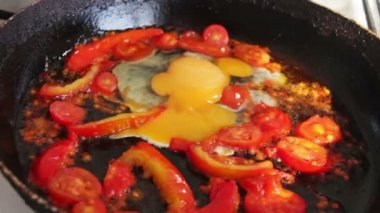 Kızarmış yumurta tava üzerinde hazırlanan sebzeli