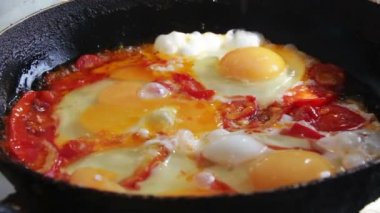 Kızarmış yumurta tava üzerinde hazırlanan sebzeli