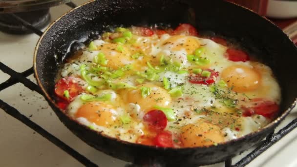 Gebakken eieren met groenten bereid op een koekenpan — Stockvideo