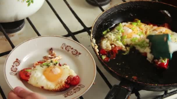 Huevos fritos con verduras preparados en una sartén — Vídeos de Stock