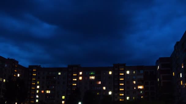 Flervåningshus med byte av fönster belysning på natten — Stockvideo