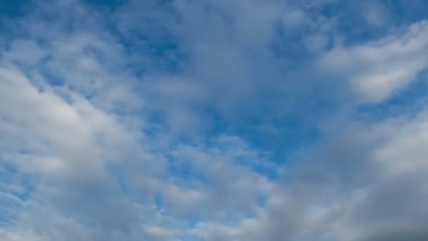 Nuvens movendo-se no céu azul — Vídeo de Stock