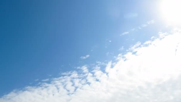 Moln rör sig i den blå himlen — Stockvideo