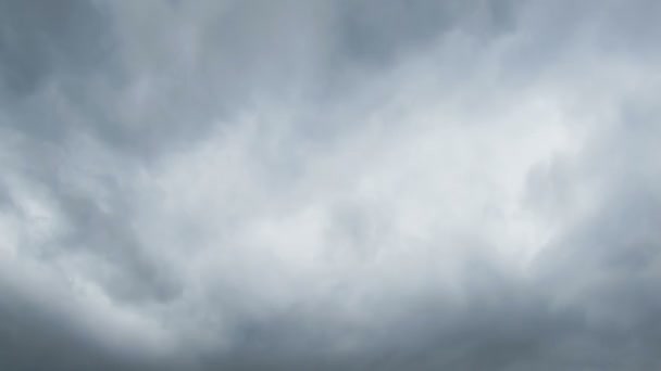 Mavi gökyüzünde hareket eden bulutlar — Stok video