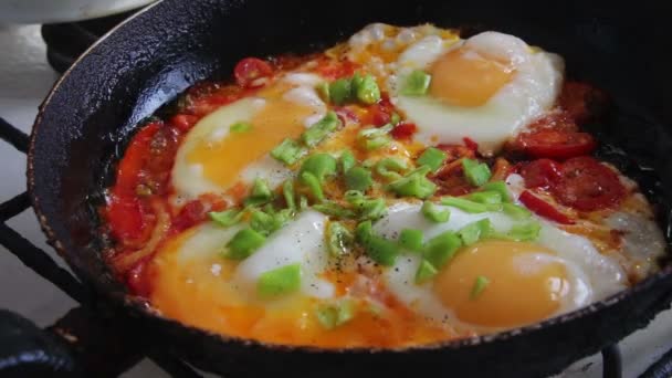Huevos fritos con verduras preparados en una sartén — Vídeos de Stock