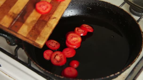 Tomater är stekta i en kastrull — Stockvideo