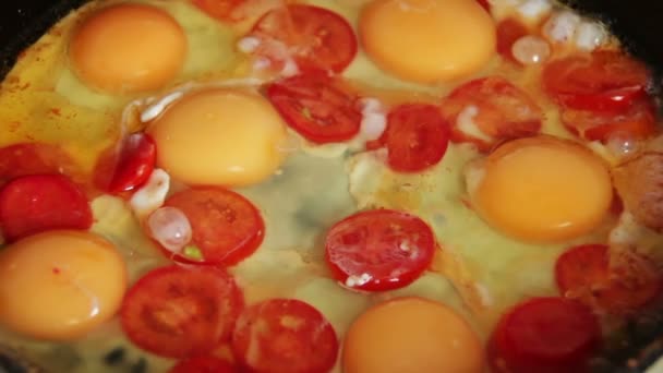 Huevos fritos con verduras preparados en una sartén — Vídeos de Stock