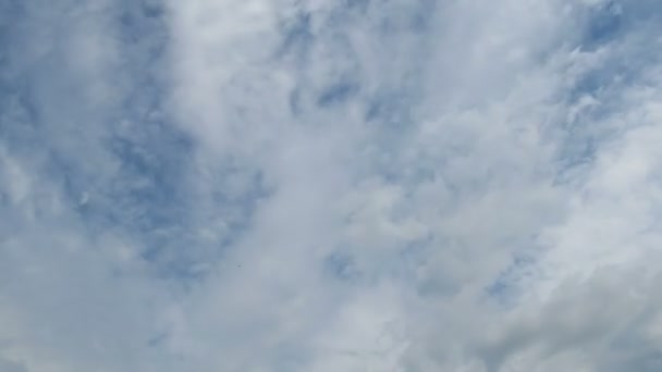 Nubes moviéndose en el cielo azul — Vídeos de Stock
