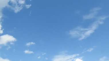 Mavi gökyüzünde hareket eden bulutlar