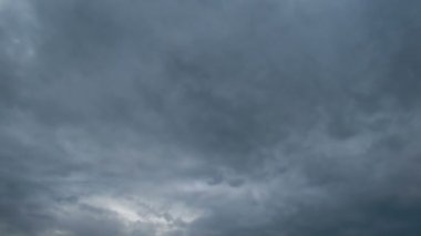 Mavi gökyüzünde hareket eden bulutlar