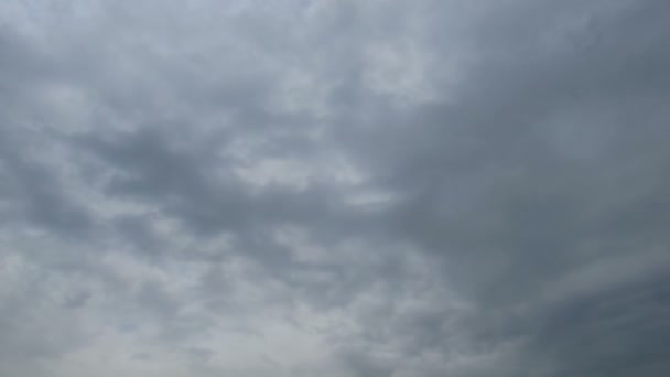 Wolken bewegen in de blauwe lucht — Stockvideo