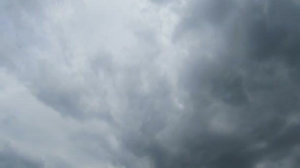 Nuvens movendo-se no céu azul — Vídeo de Stock