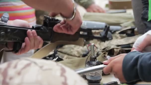 自動機、手榴弾、弾薬、弾の武器が、テーブルの上、軍事 — ストック動画
