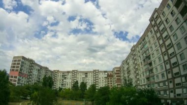 Bulutlar Multistorey binalar üzerinde hareket. Zaman atlamalı