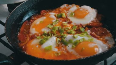 Kızarmış yumurta tava üzerinde hazırlanan sebzeli