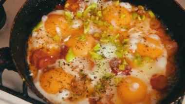 Kızarmış yumurta tava üzerinde hazırlanan sebzeli