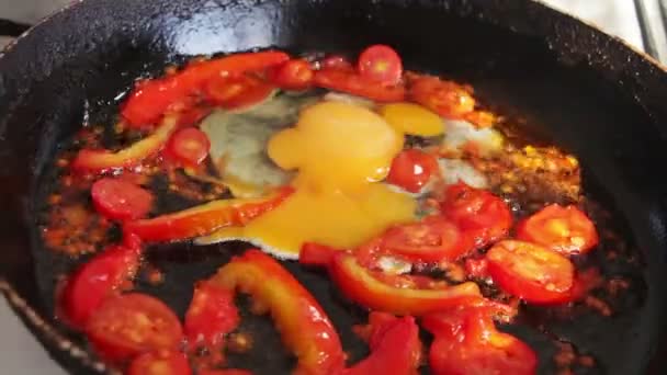 Ovos fritos com legumes preparados em uma frigideira — Vídeo de Stock