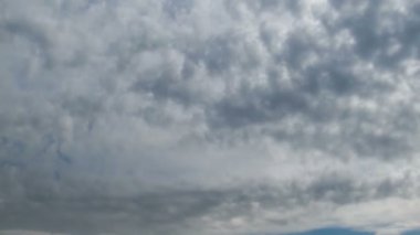 Mavi gökyüzünde hareket eden bulutlar