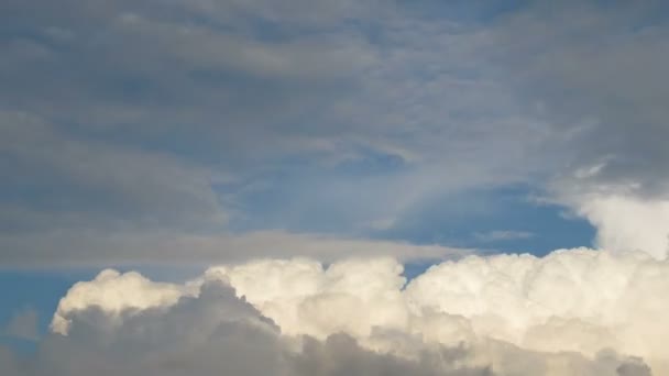 Wolken ziehen in den blauen Himmel — Stockvideo