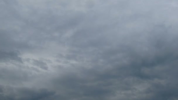 Nubes moviéndose en el cielo azul — Vídeos de Stock