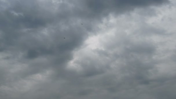 Nuvens movendo-se no céu azul — Vídeo de Stock