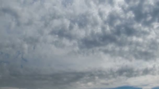 Wolken bewegen in de blauwe lucht — Stockvideo