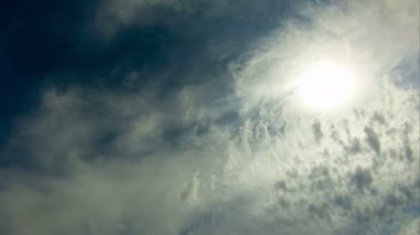 Mavi gökyüzünde hareket eden bulutlar