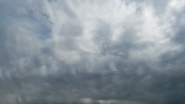 Wolken bewegen in de blauwe lucht — Stockvideo