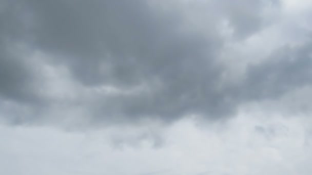 Nubes moviéndose en el cielo azul — Vídeos de Stock