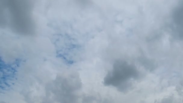 Nubes moviéndose en el cielo azul — Vídeos de Stock