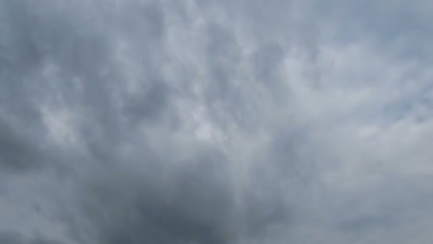 Chmury poruszające się na niebieskim niebie — Wideo stockowe