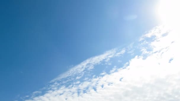 Nuvens movendo-se no céu azul — Vídeo de Stock