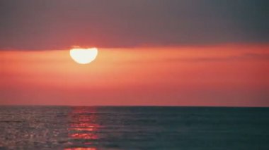 Günbatımı denize. Zaman atlamalı