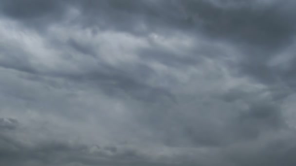 青空を背景に雲が動く — ストック動画