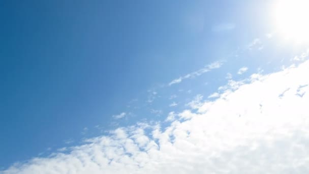 Nuages se déplaçant dans le ciel bleu — Video