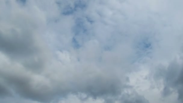 Nubes moviéndose en el cielo azul — Vídeos de Stock